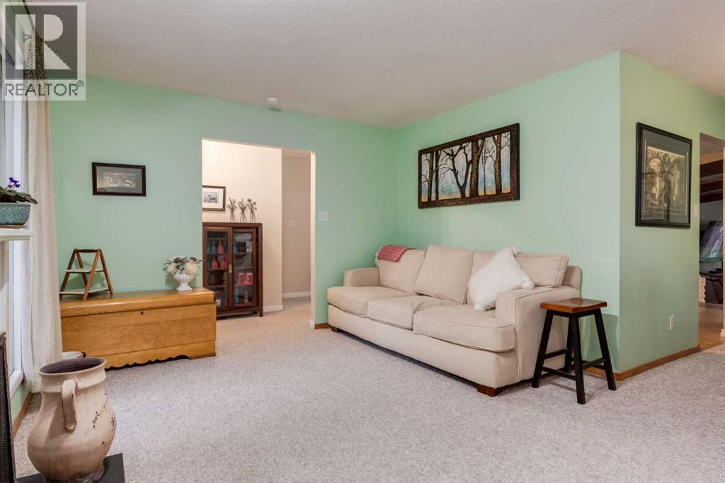 220 Oakridge Place SW