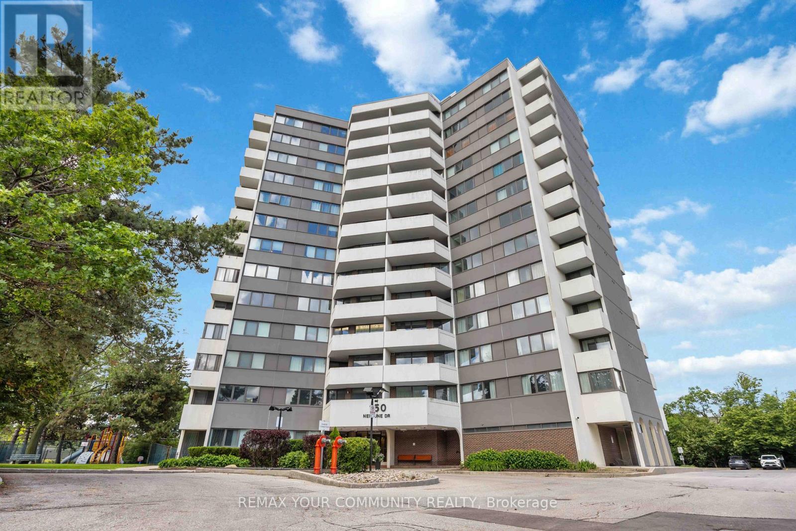 Photo 1 of 32 — 801 - 150 NEPTUNE DRIVE Unit 801, Toronto (Englemount-Lawrence), ON M6A2Y9