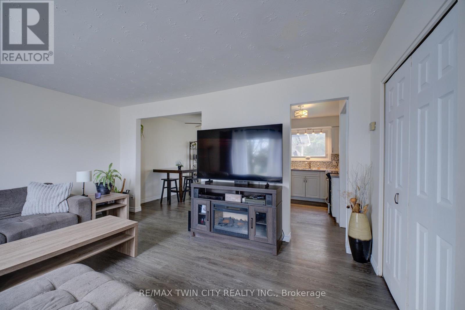 B - 32 MORLEY AVENUE