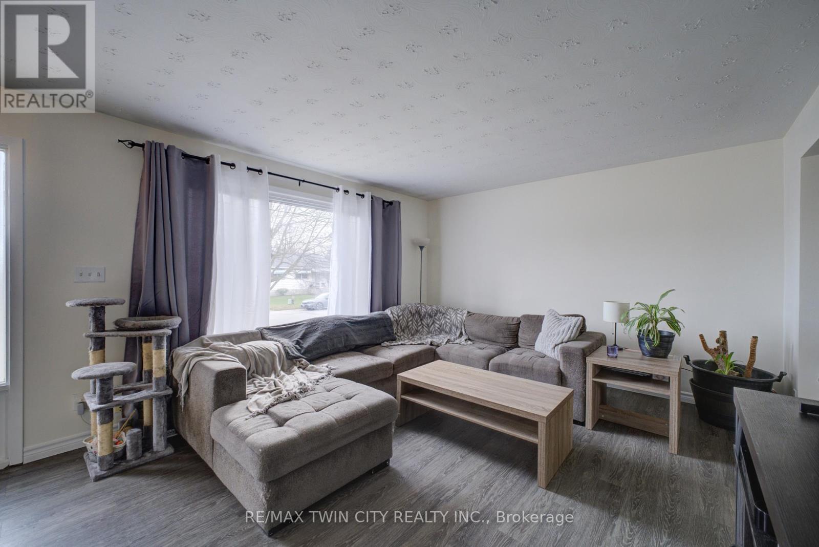 B - 32 MORLEY AVENUE