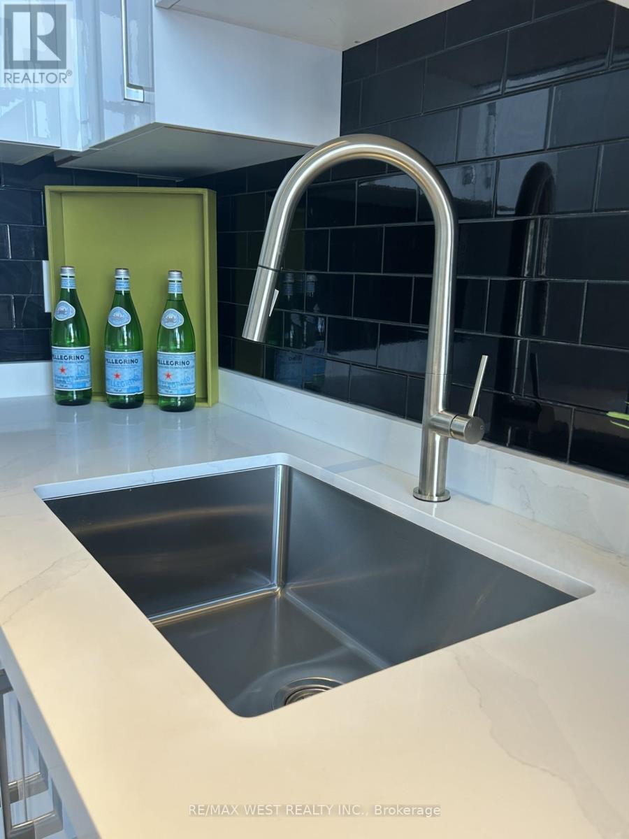 207 - 410 KING STREET W