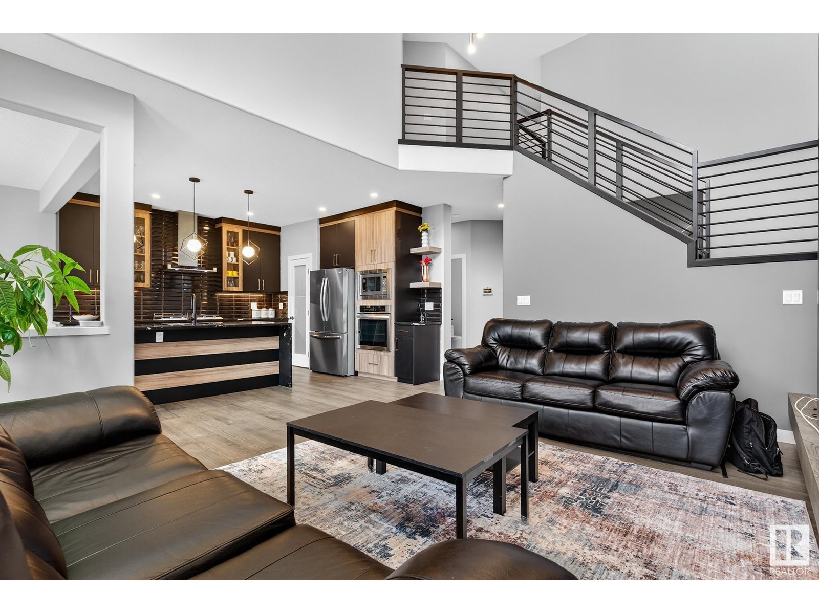 1027 150 AV NW