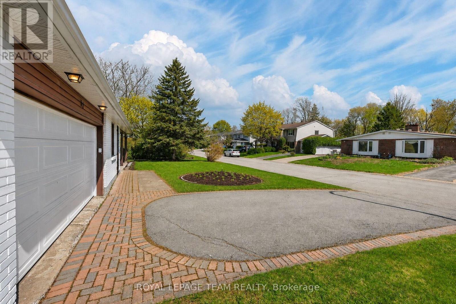 21 LINDHURST CRESCENT