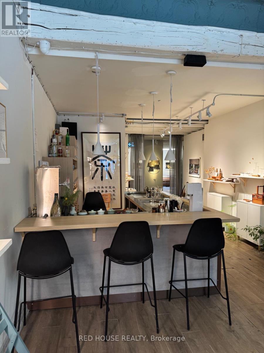 996 QUEEN STREET W