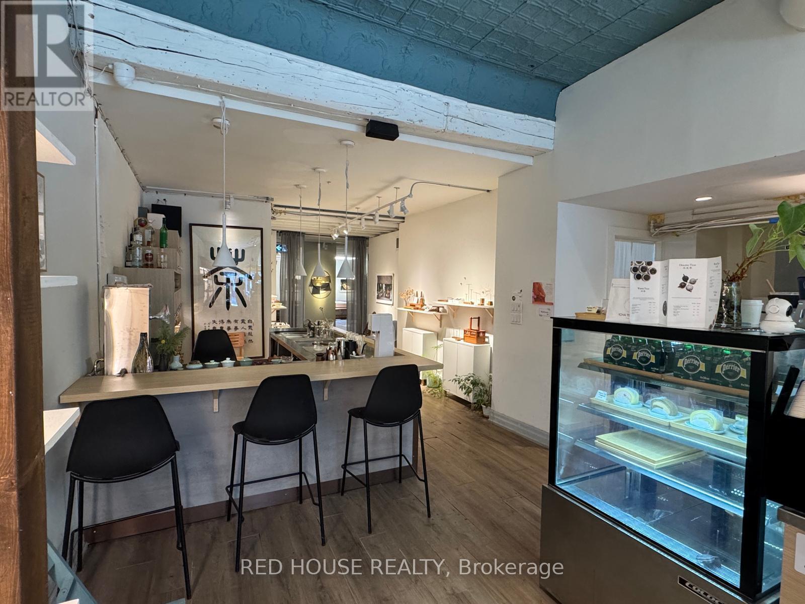 996 QUEEN STREET W