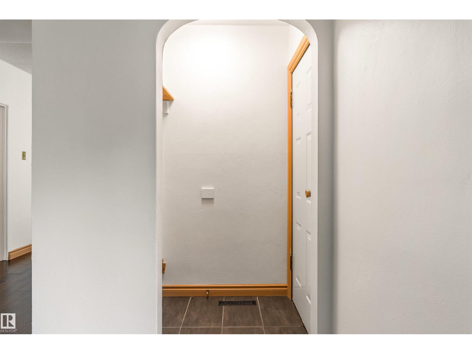 11230 75 AV NW