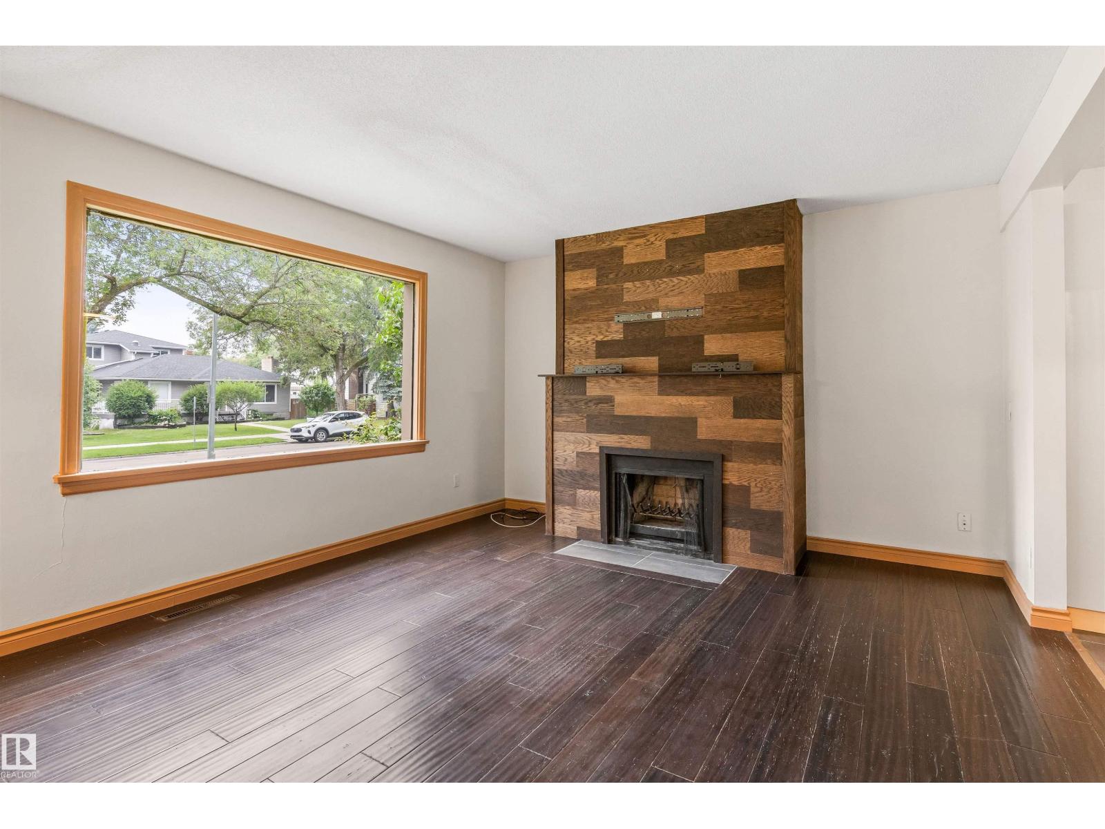 11230 75 AV NW