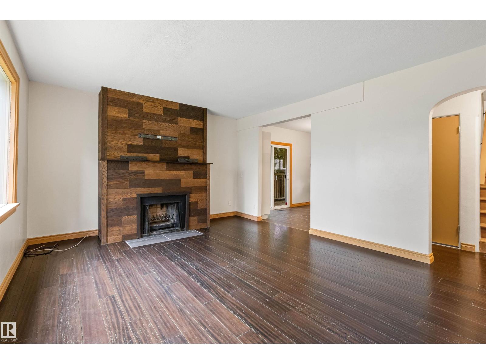 11230 75 AV NW