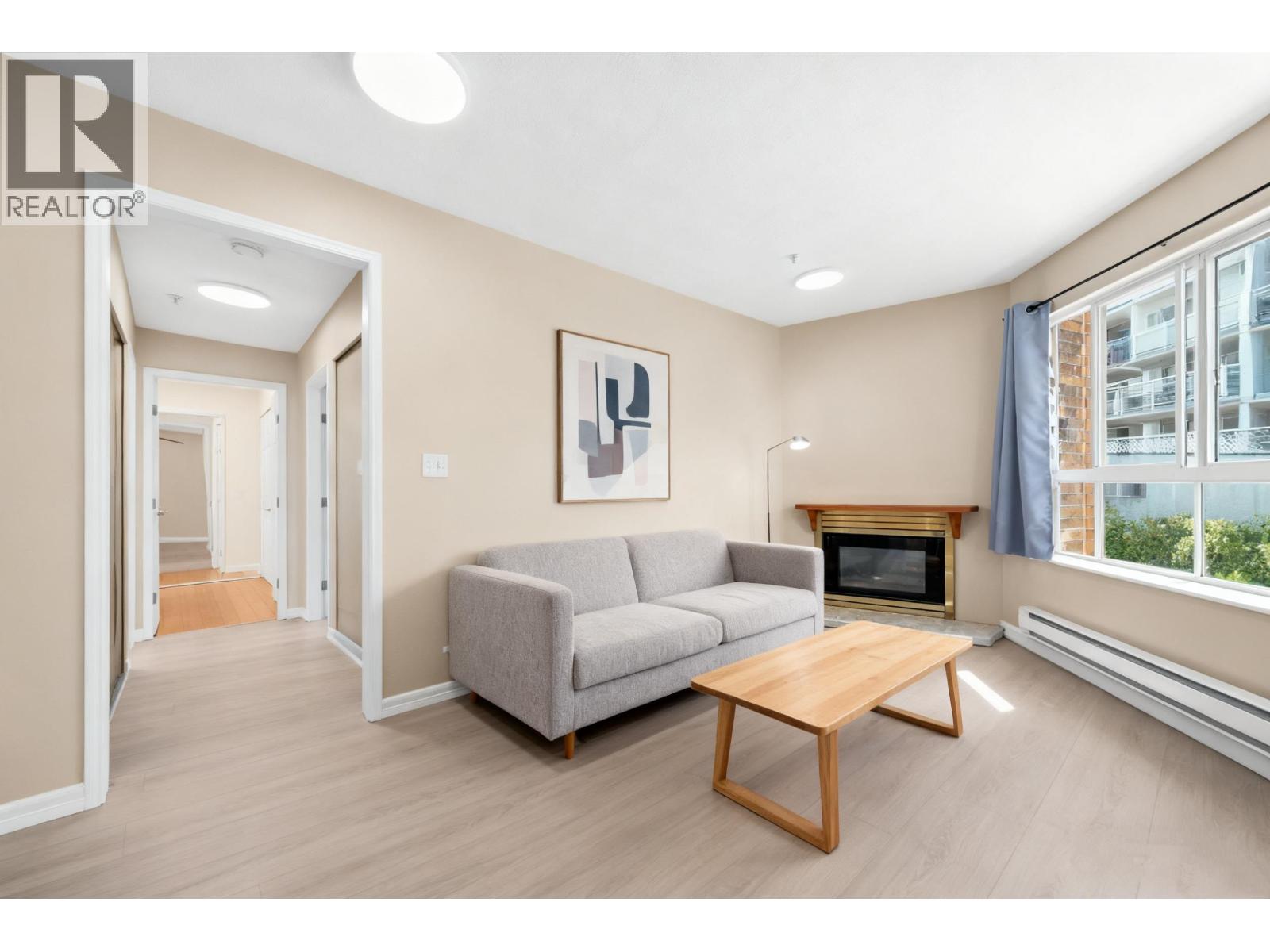 411 525 AGNES STREET