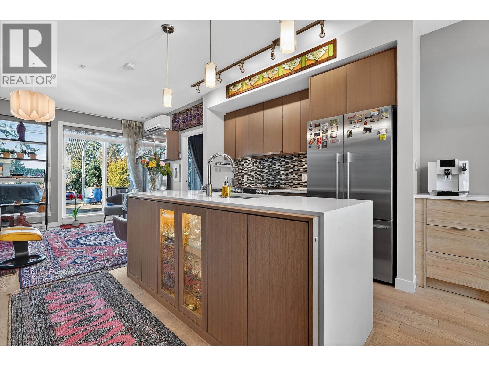 PH7 5555 DUNBAR STREET