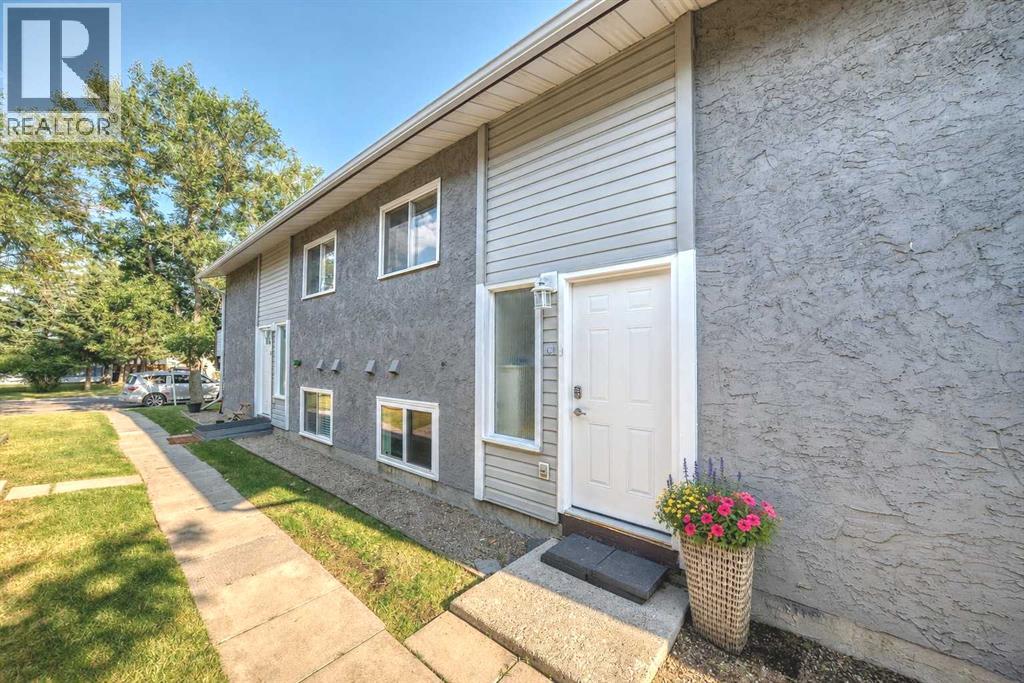 Photo 1 of 36 — C, 109 Stanley Avenue, Okotoks, AB T1S1H8