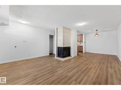 135 SURREY Gardens NW Edmonton AB T5T1Z3