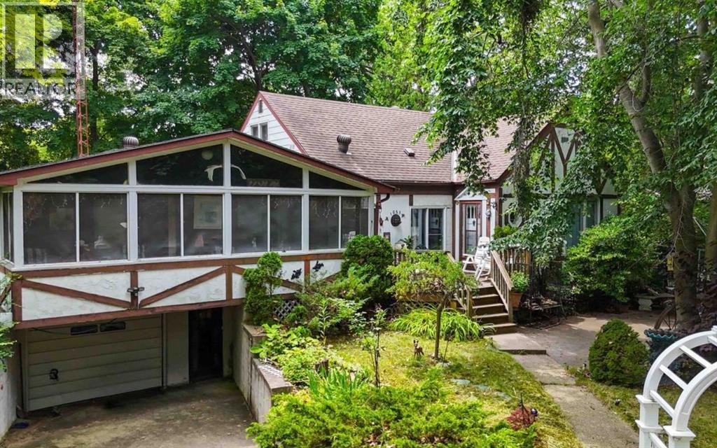 1065 Lakeshore ROAD