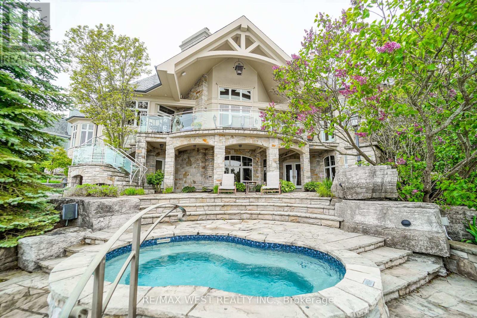872 WHITTIER CRESCENT