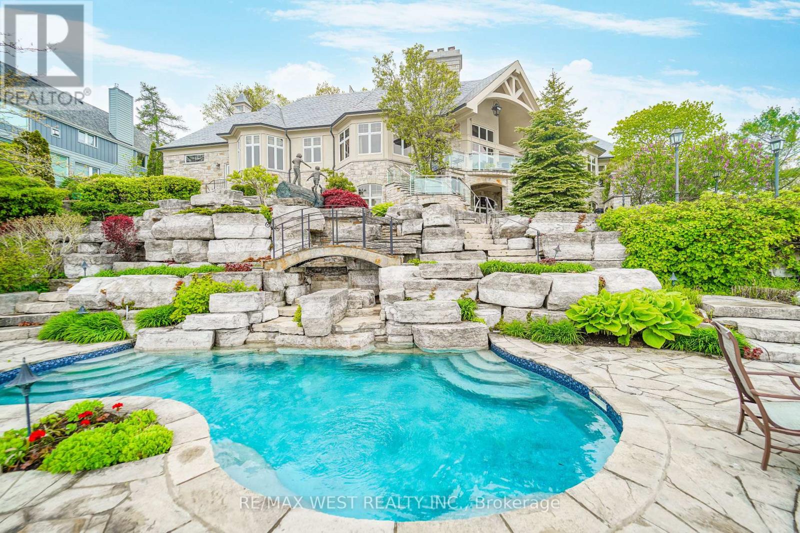 872 WHITTIER CRESCENT