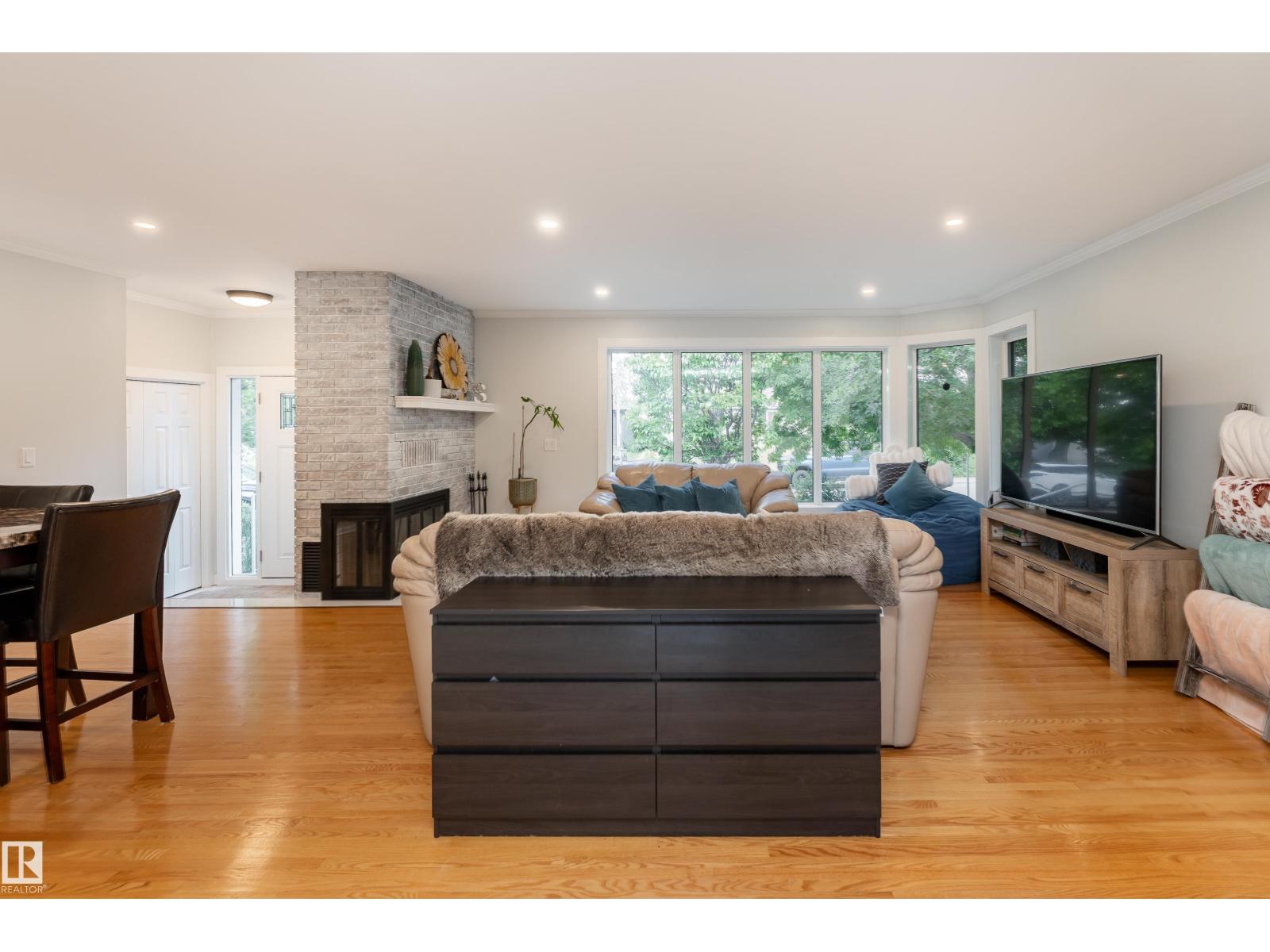10512 45 ST NW