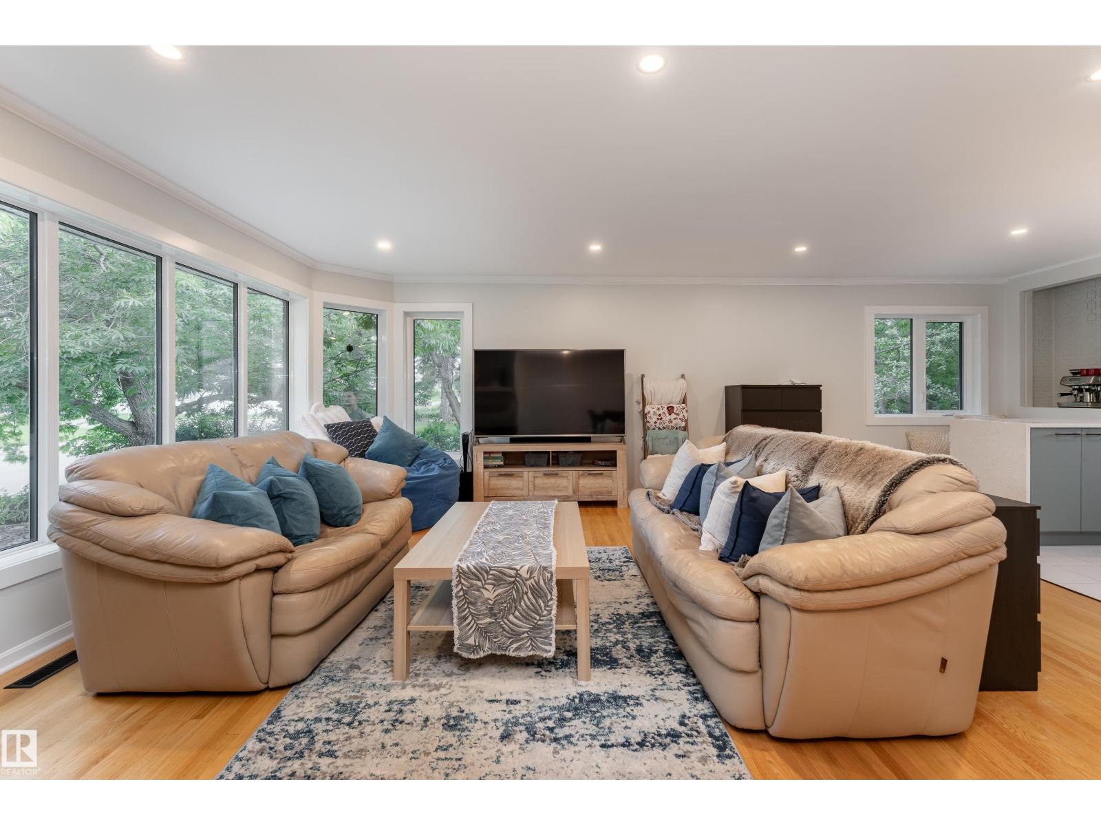 10512 45 ST NW