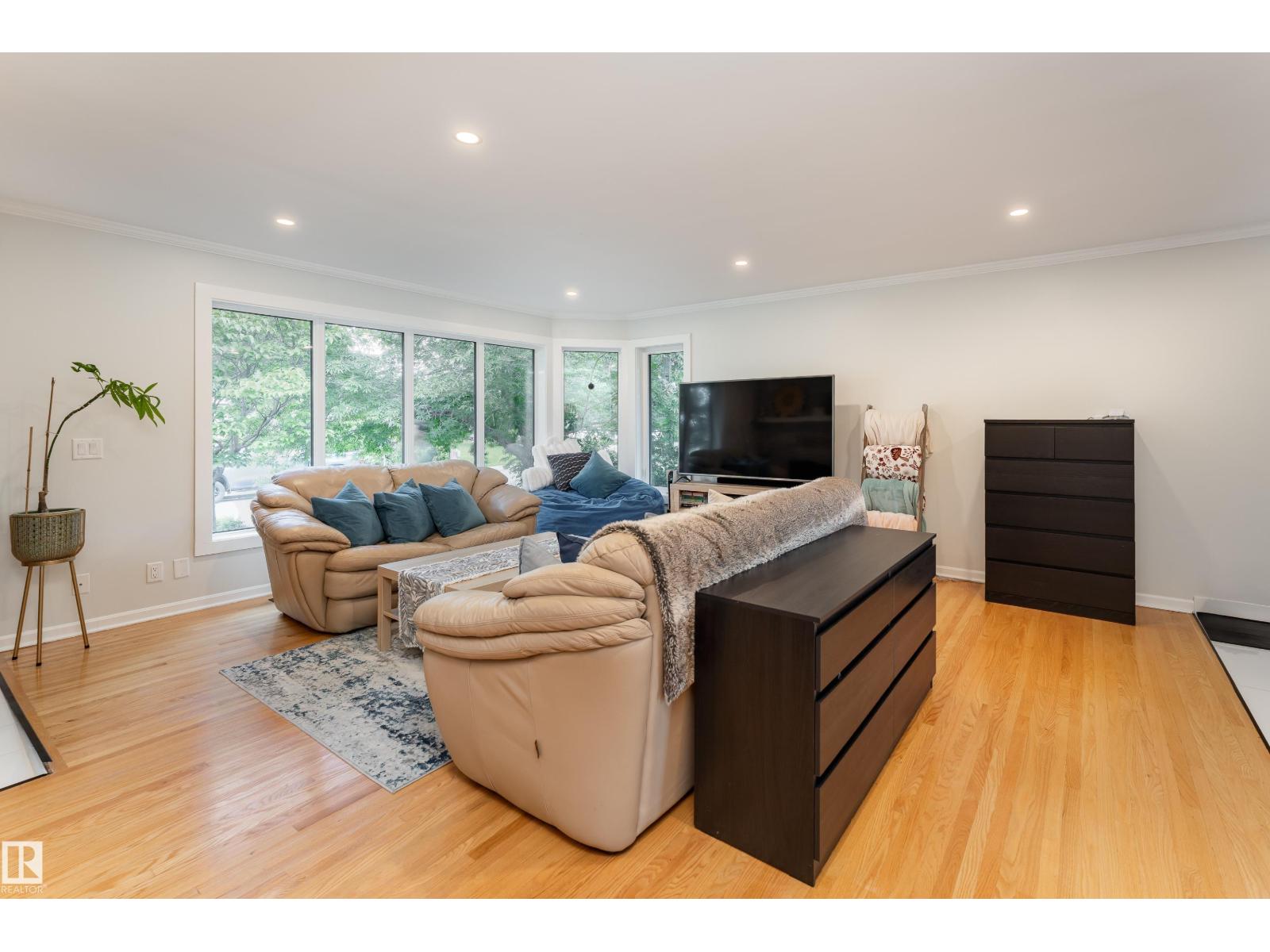 10512 45 ST NW