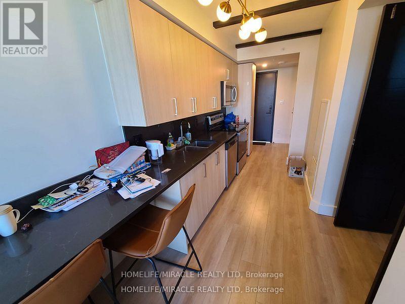 725 - 145 COLUMBIA ST W STREET
