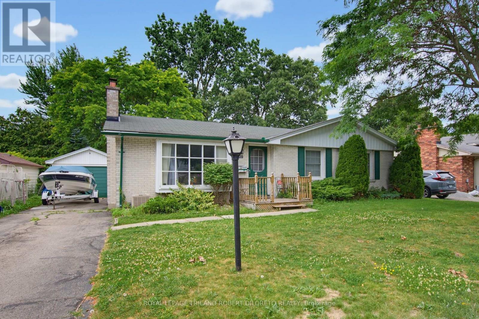 102 HONEYSUCKLE CRESCENT