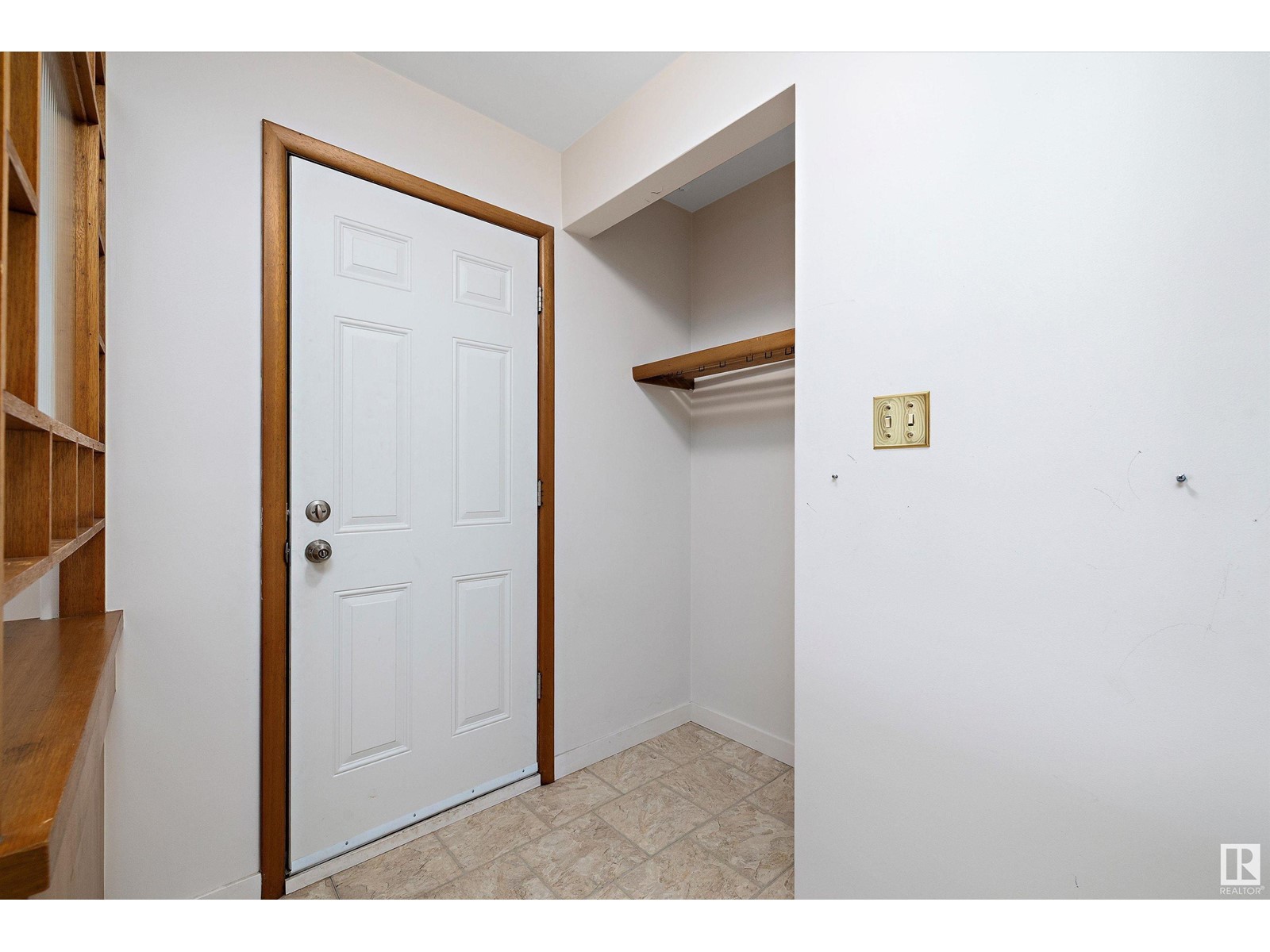 12715 / 12717 93 ST NW