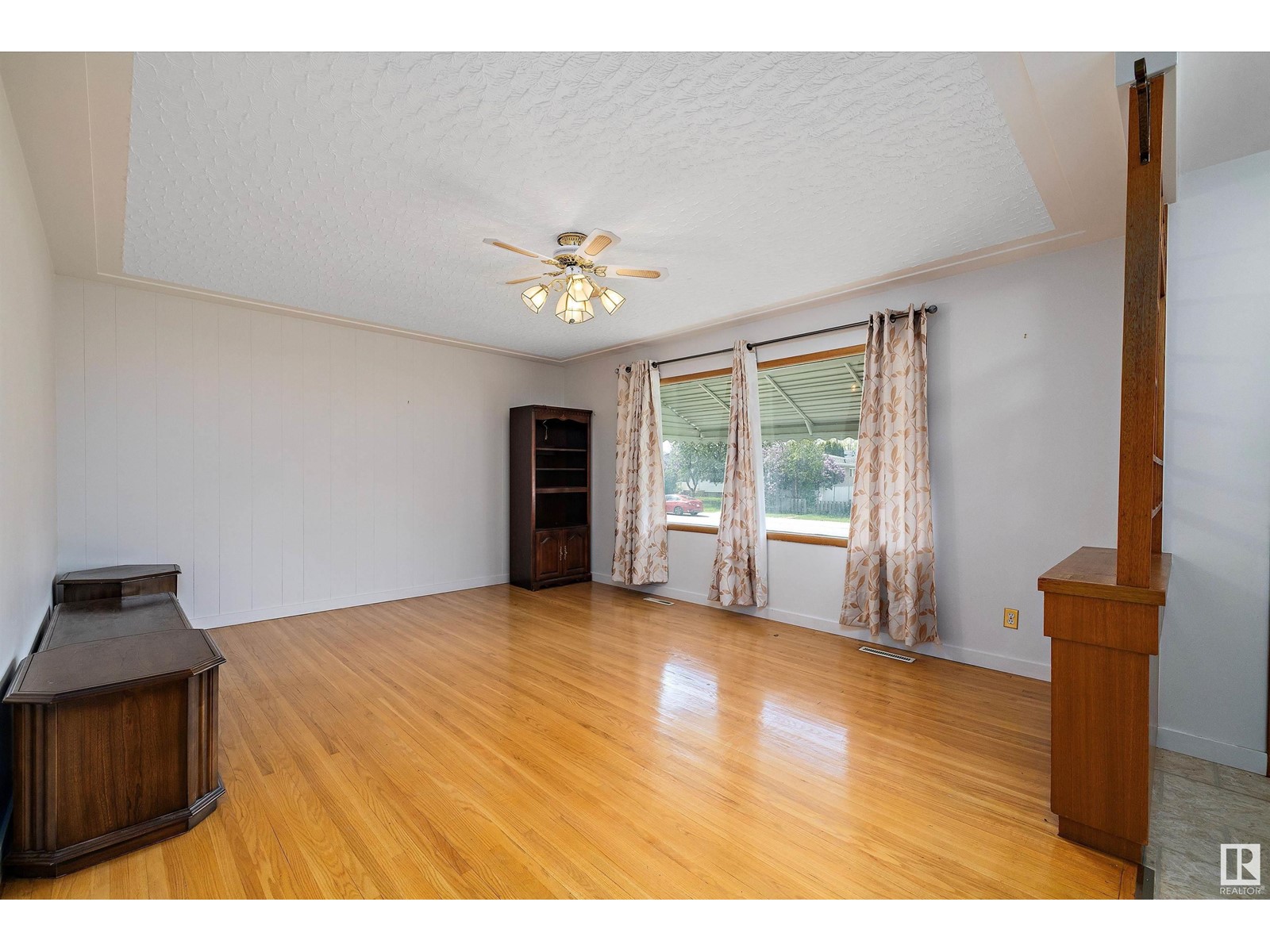 12715 / 12717 93 ST NW
