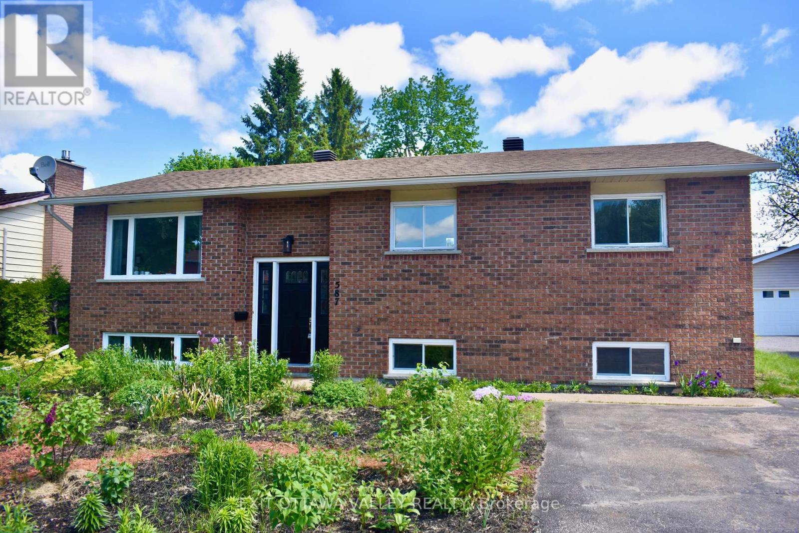 587 ALFRED STREET E - Photo 2