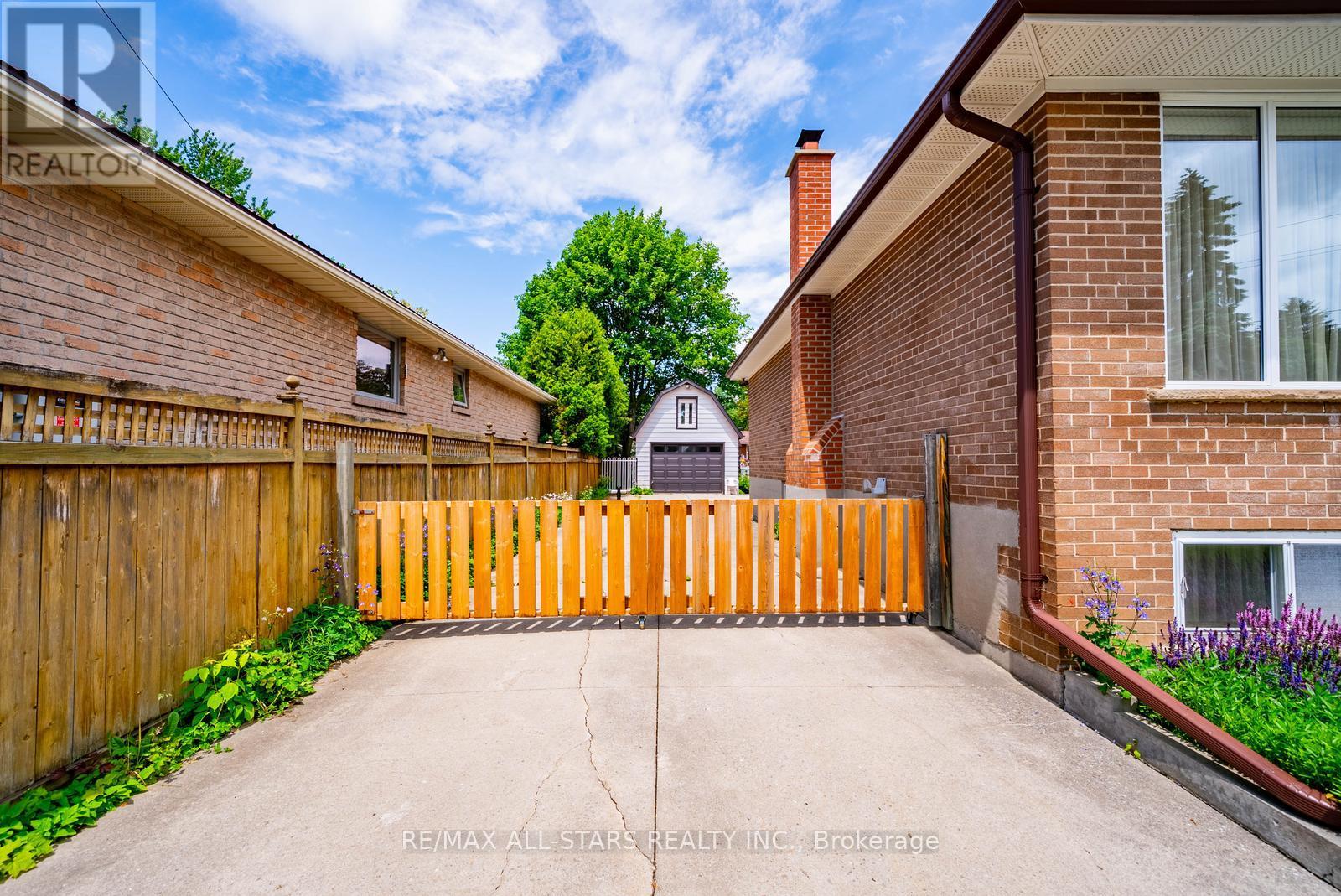 427 WATSON DRIVE