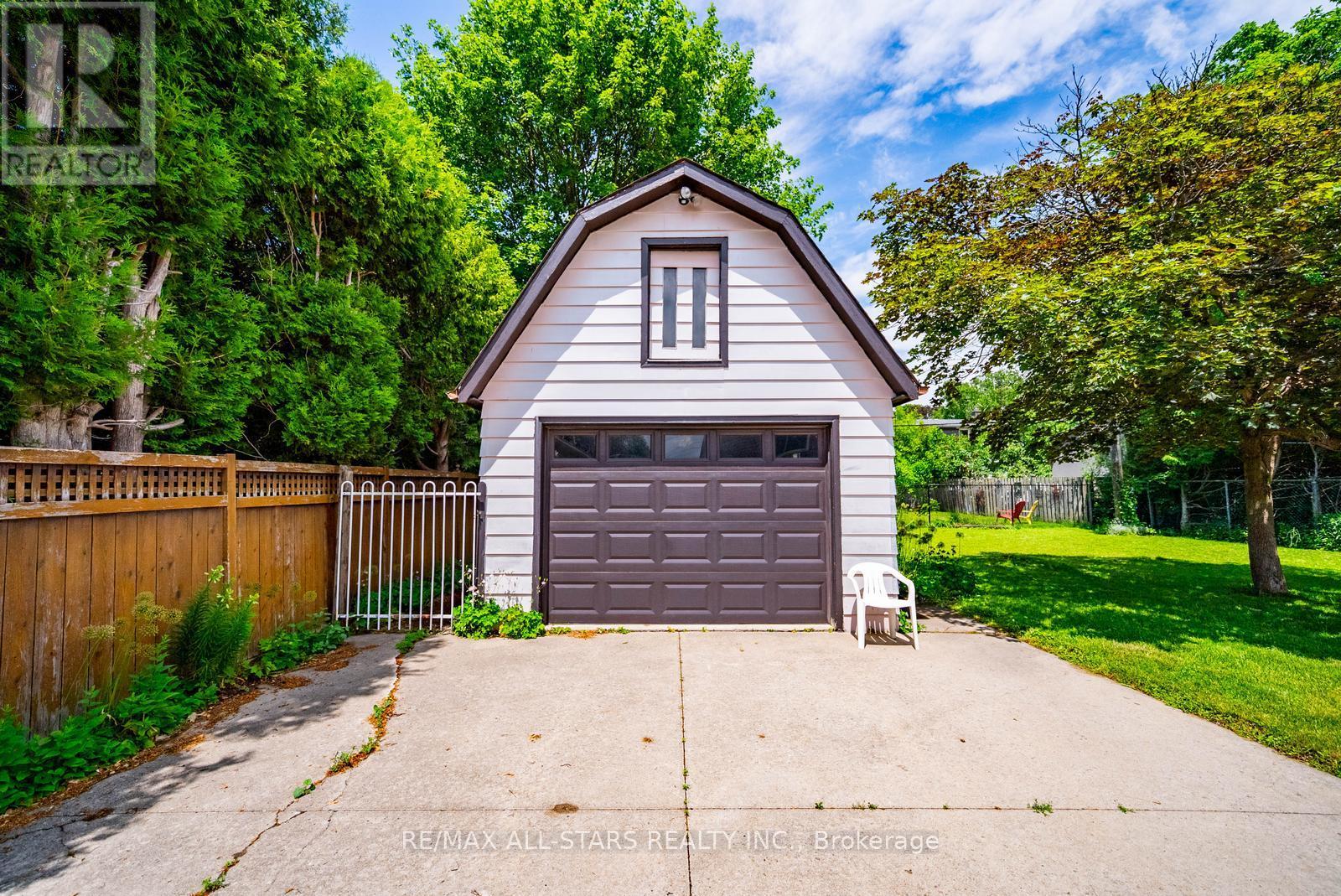 427 WATSON DRIVE