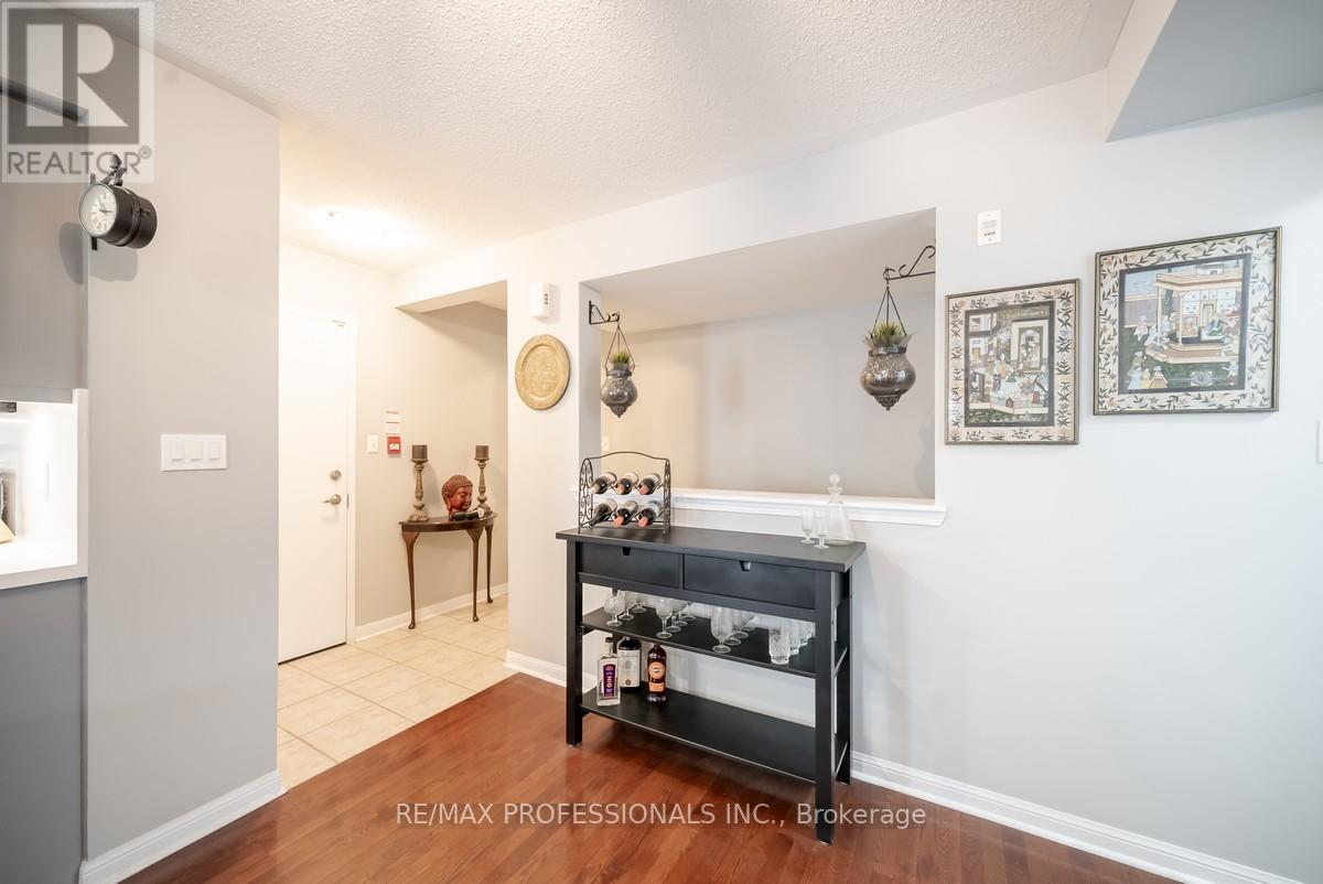 4 - 619 DUNDAS STREET W