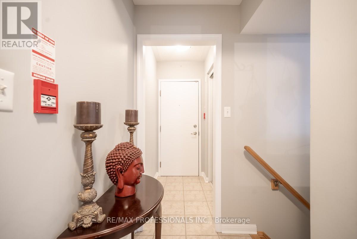 4 - 619 DUNDAS STREET W