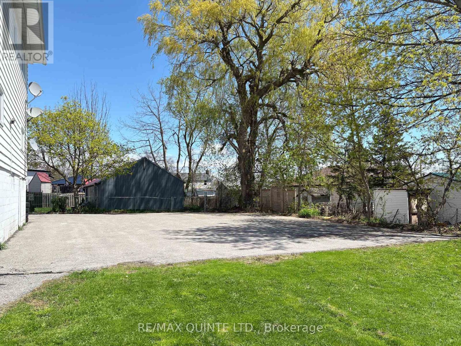 263 DUNDAS STREET W