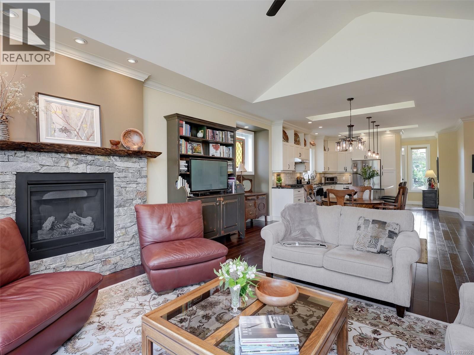 806 Country Club Dr