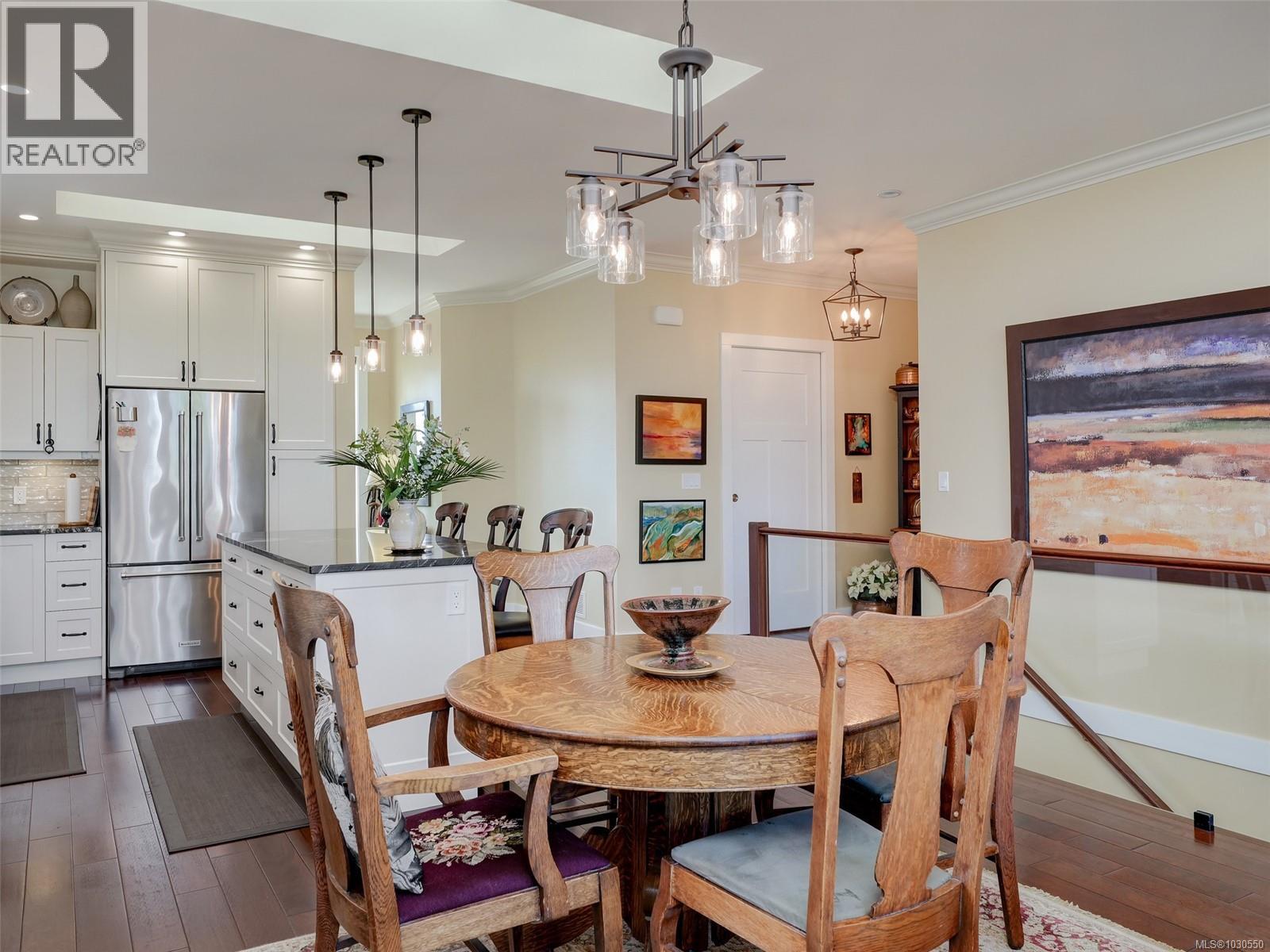 806 Country Club Dr