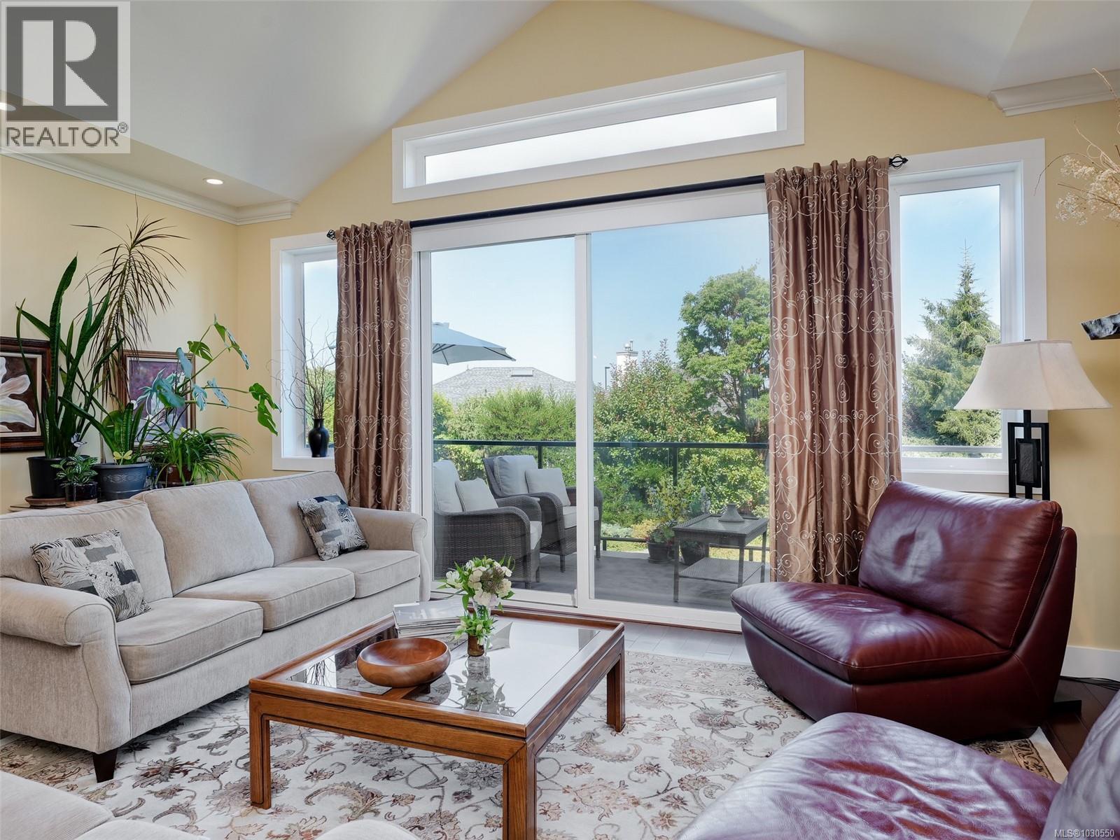 806 Country Club Dr