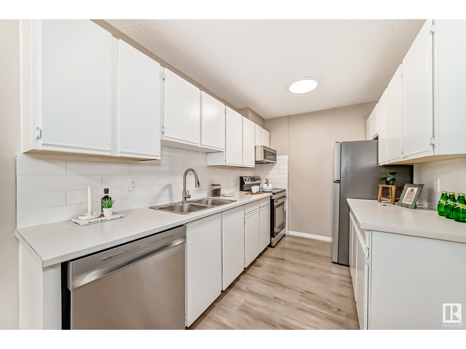 #6 4630 17 AV NW