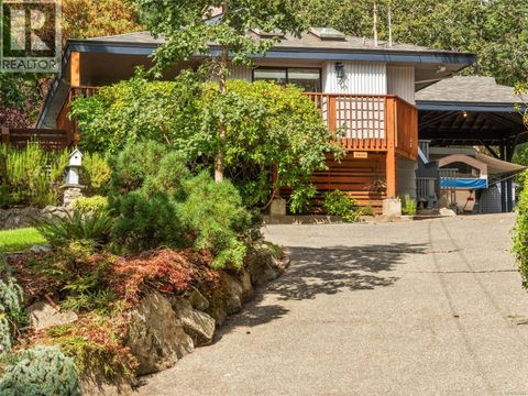 2660 Macdonald Dr E Saanich BC V8N1X9