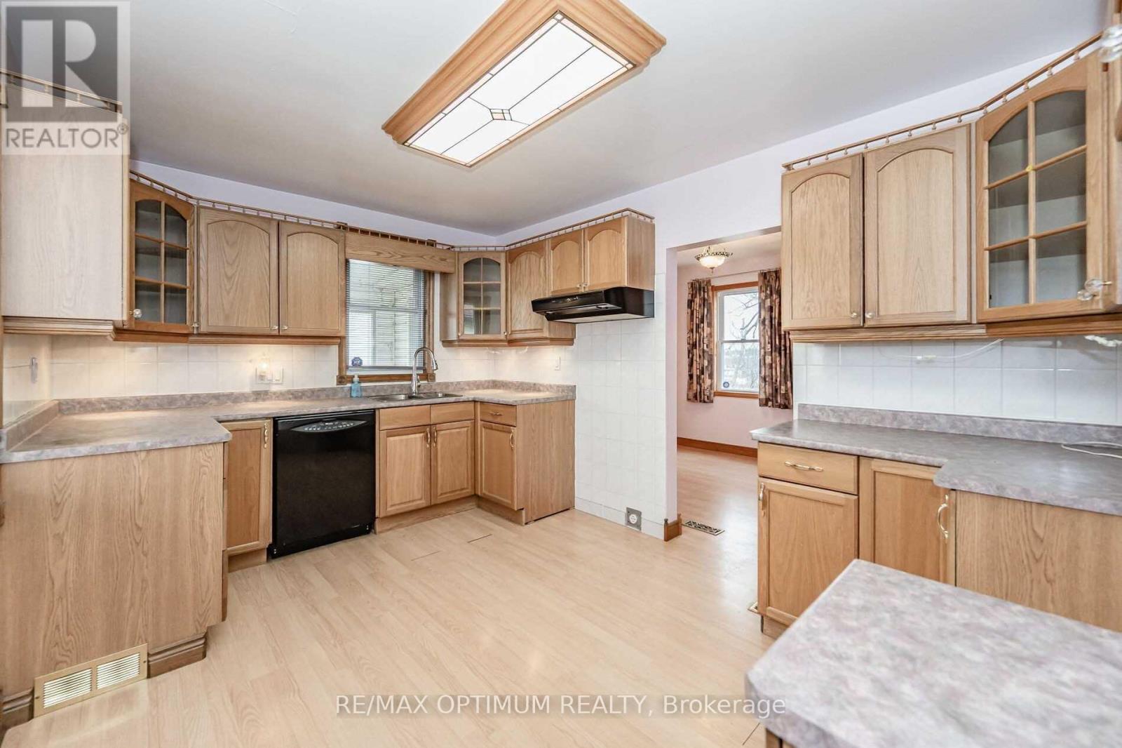 715 MAIN STREET S