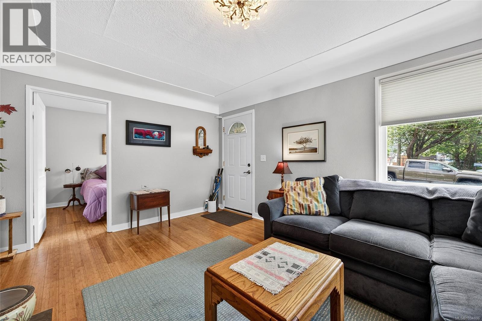 415 Dundas St