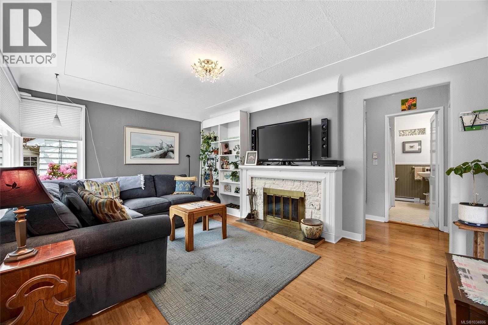 415 Dundas St