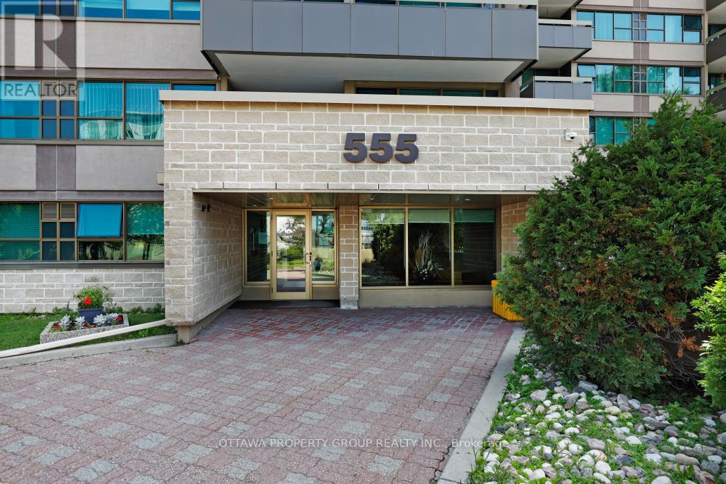 913 - 555 BRITTANY DRIVE