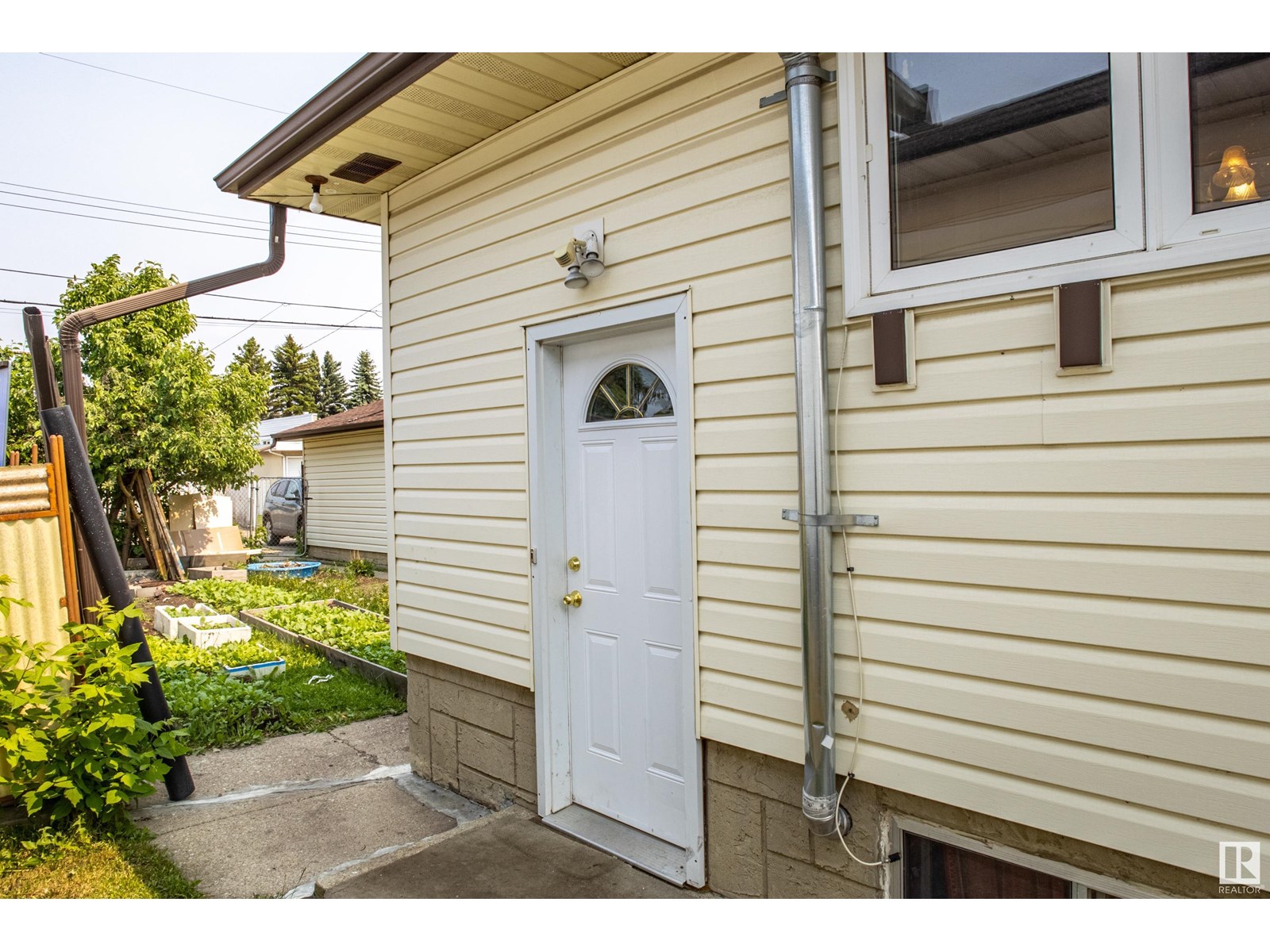 7104 132 AV NW NW