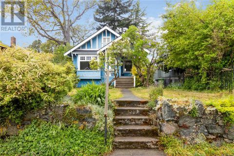 1020 Chamberlain St Victoria BC V8S4B9