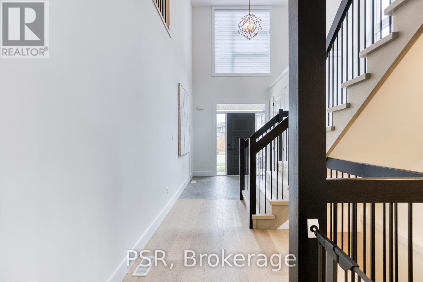 577 DOONWOODS CRESCENT