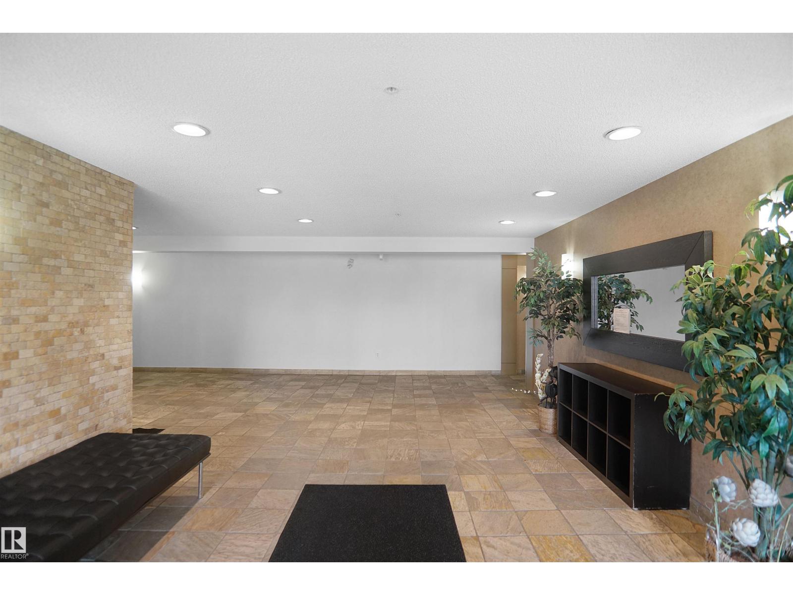 #403 15211 139 ST NW