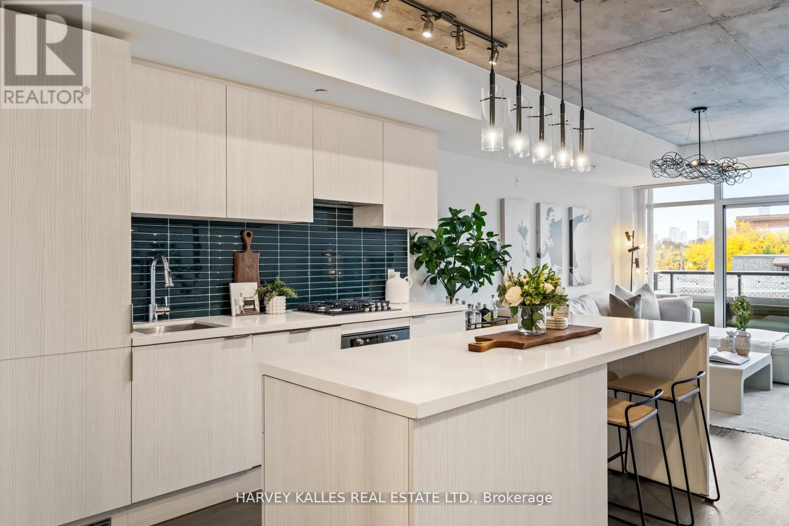 318 - 109 OSSINGTON AVENUE