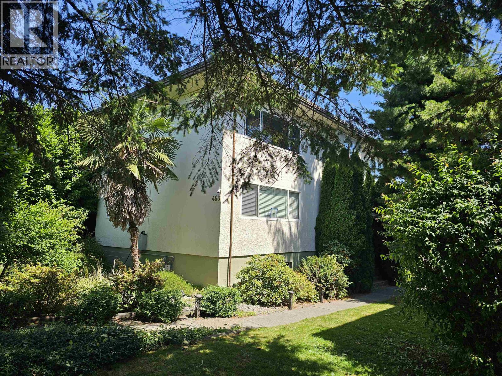 Photo 1 of 11 — 466 GRIFFITHS PLACE, New Westminster, BC V3L3Y7