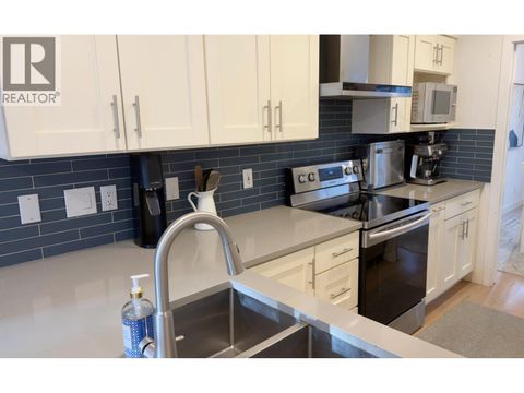 10 2118 EASTERN AVENUE North Vancouver BC V7L3G3