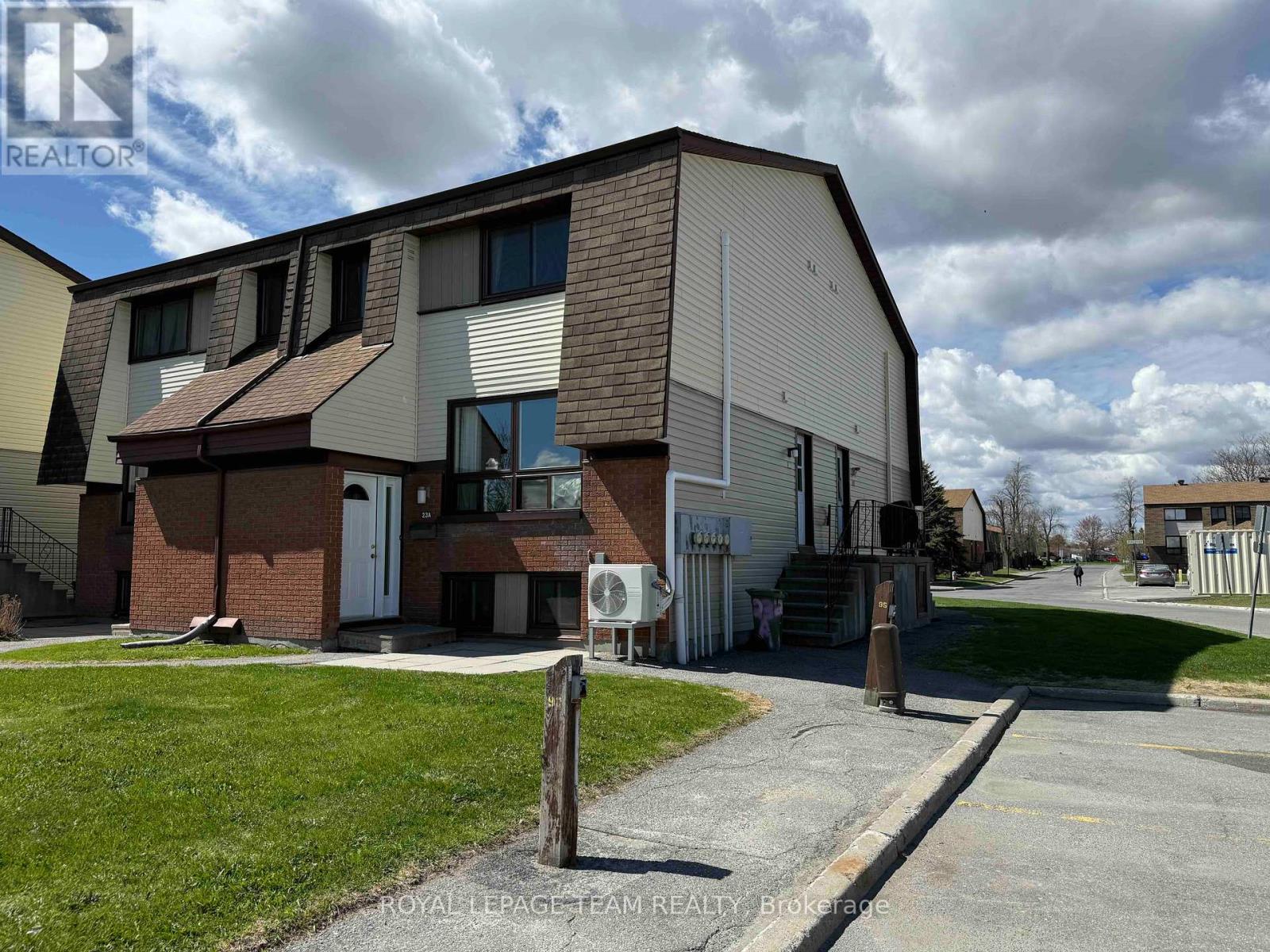Photo 1 of 20 — 23A WOODVALE GREEN, Ottawa, ON K2G4H3