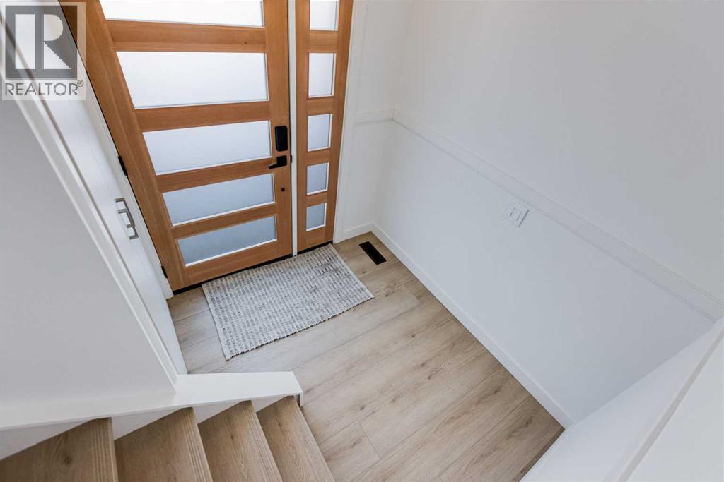 352 Abinger Crescent NE